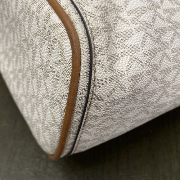 Michael Kors Anita Large Convertible Shoulder Bag vanilla monogram pattern. 2pc - Picture 5 of 16